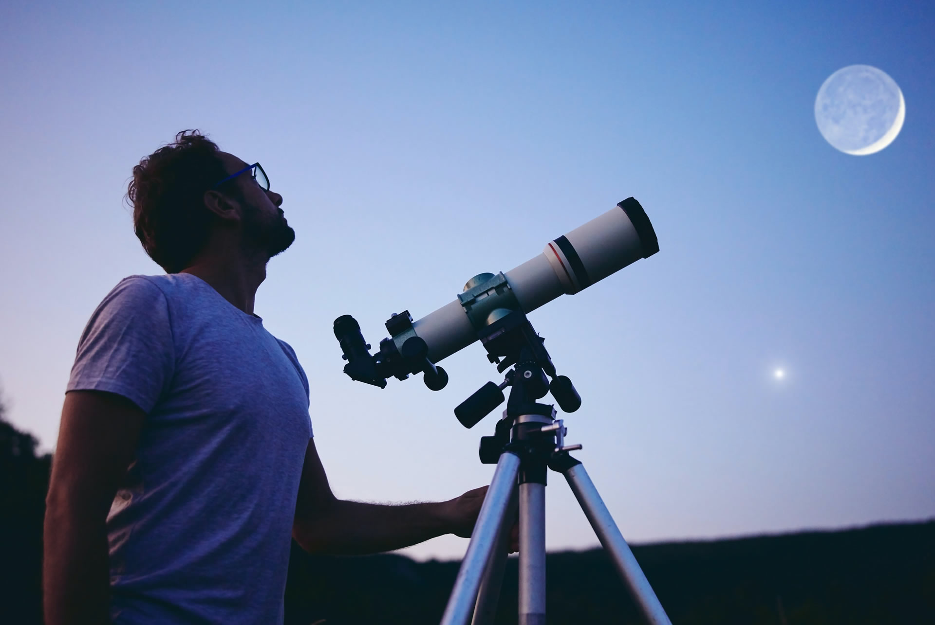 Hombre, cielo y telescopio